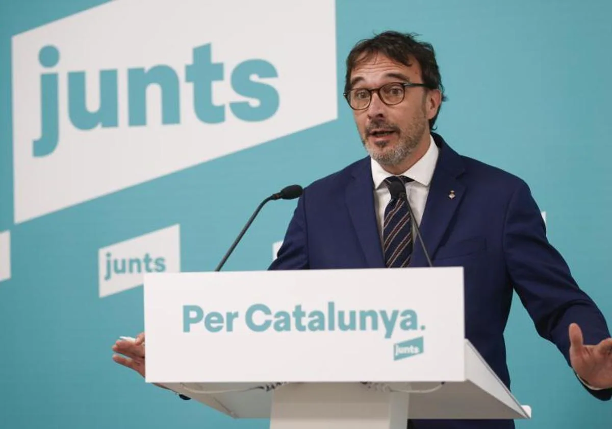 El portavoz de Junts, Josep Rius, durante una rueda de prensa este lunes.