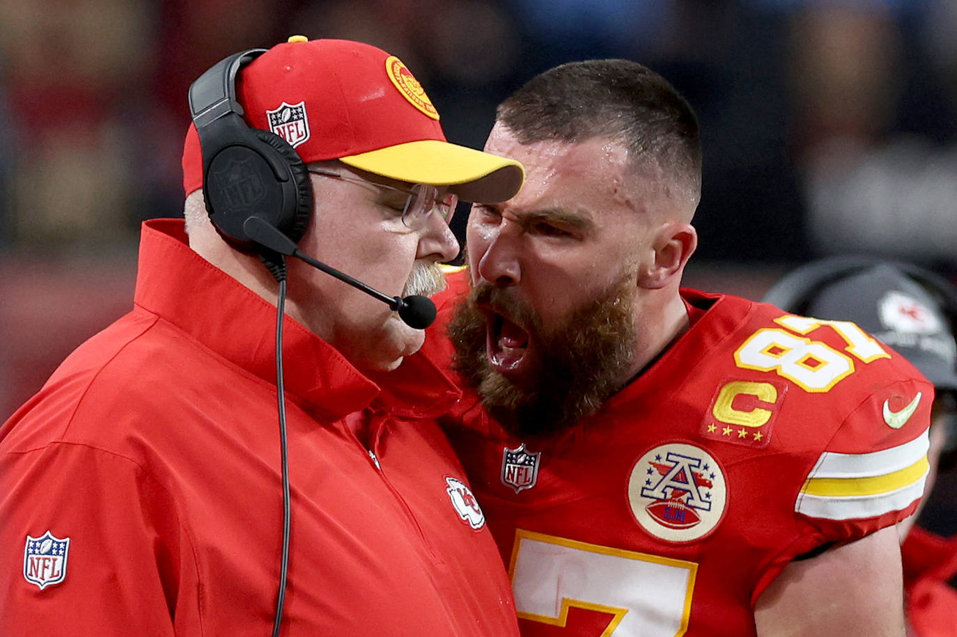 Una de las imágenes más comentadas del partido fue el tremendo enfrentamiento que mantuvo Travis Kelce, novio de Taylor Swift, con su entrenador, Andy Reid, después de un ataque malogrado de los Kansas City Chiefs.