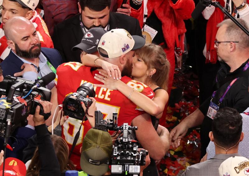 La cantante Taylor Swift besa a su novio, Travis Kelce, tight end de los Kansas City Chiefs, al término de la Super Bowl LVIII.