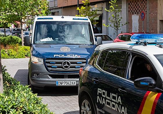 Dos coches de la Policía Nacional.