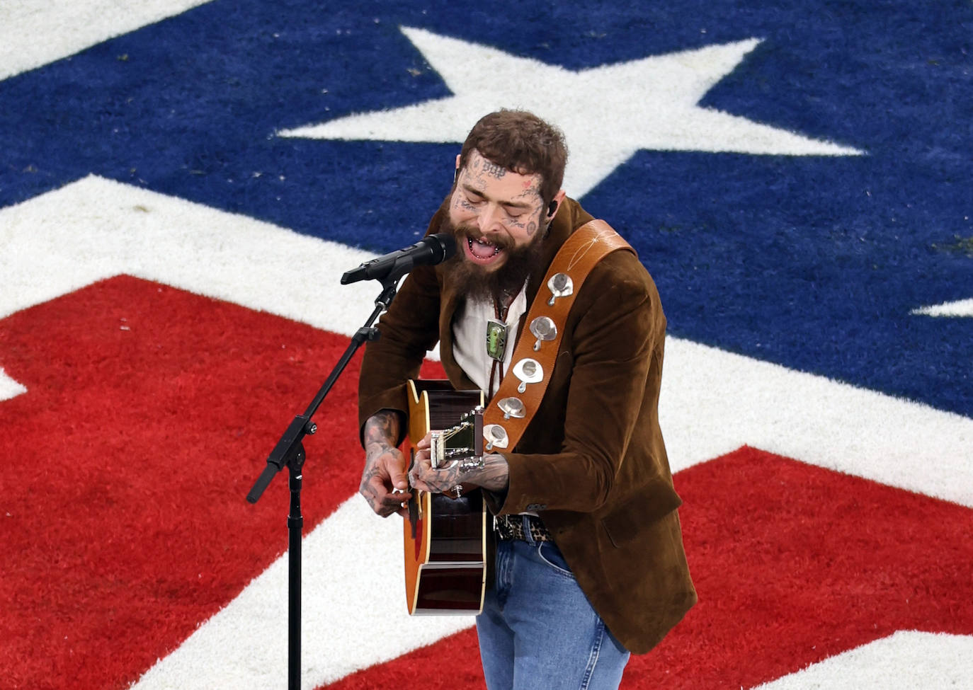 El músico Post Malone entona 'America the Beautiful' antes del inicio de la Super Bowl LVIII.