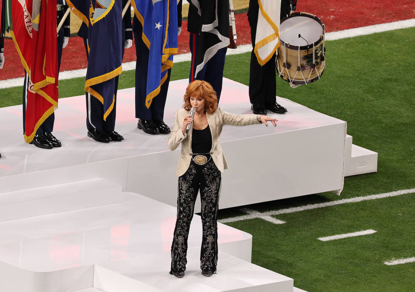 La cantante Reba McEntire fue la encargada de entonar el himno nacional de Estados Unidos antes del inicio de la Super Bowl LVIII.