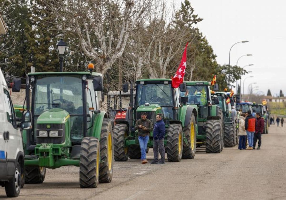 Varios agricultores comienzan en Titulcia la marcha de tractores por la Comunidad de Madrid.