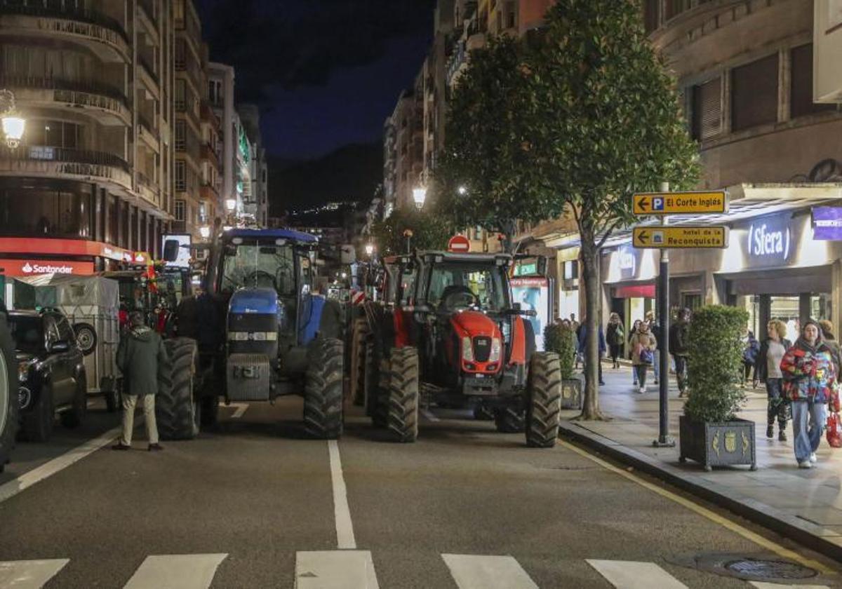 Trasctores por las calles de Oviedo.