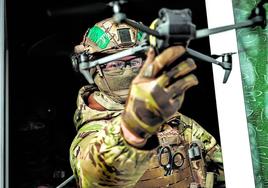 Un soldado ucraniano, con uno de los drones que su ejército utiliza en esta guerra.