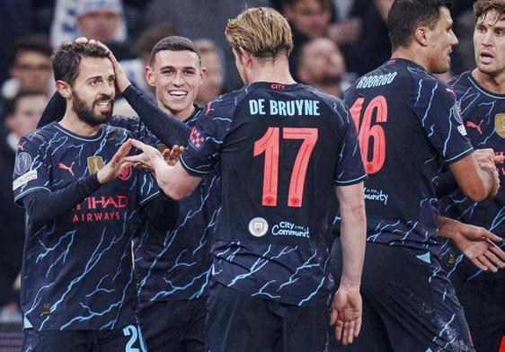 Los jugadores del City celebran el gol de Bernardo Silva.