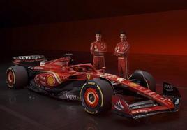 Charles Leclerc y Carlos Sainz posan durante la presentación del Ferrari SF-24.