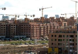 Construcción de viviendas en un barrio de Madrid.