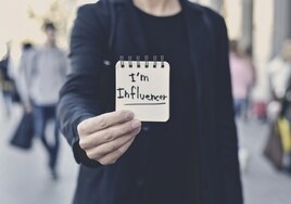 Un 'influencer' realiza una imagen de autopromoción.