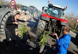 Los agricultores cortan vías y bloquean las entradas de Mercabarna y puerto de Tarragona.