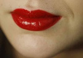 Labios de mujer pintados de rojo