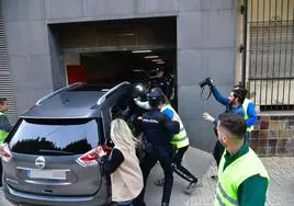 El coche del presidente López Miras en la entrada al aparcamiento de la Asamblea de Murcia