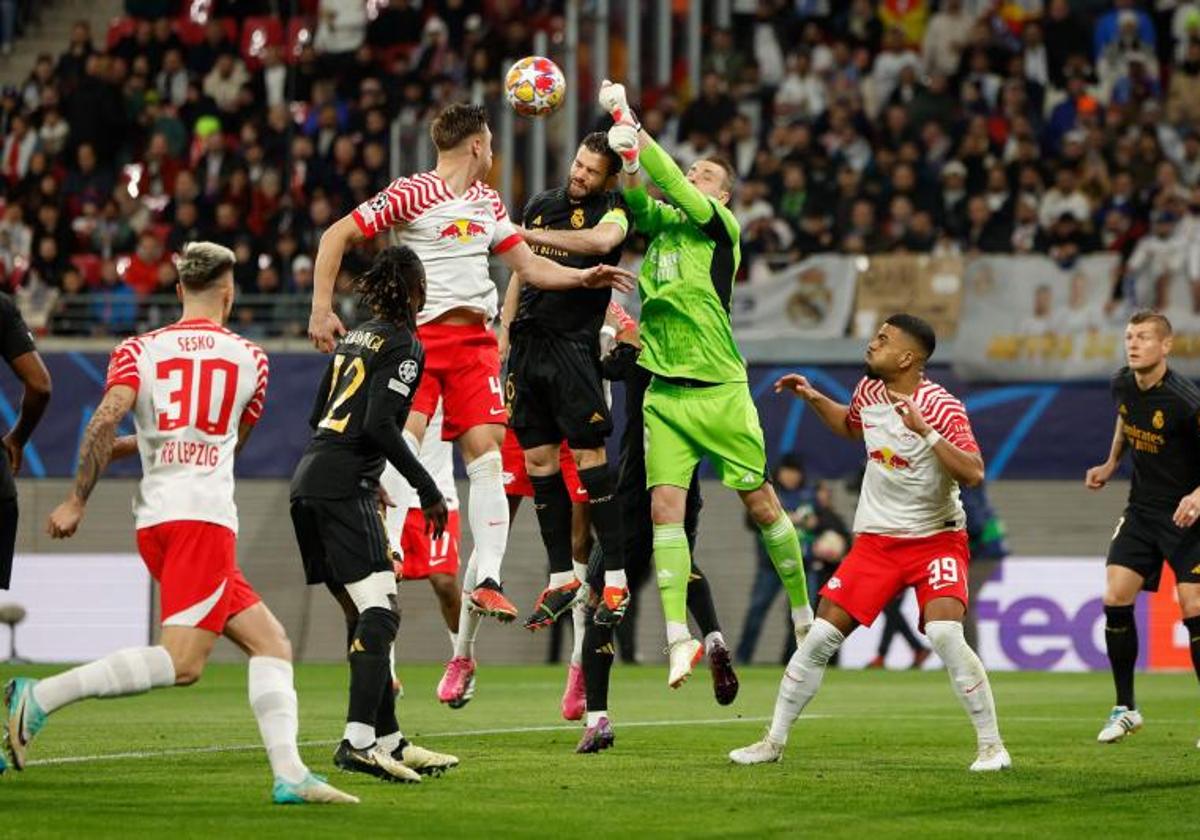 Lunin sale de puños para desbaratar un ataque del Leipzig.