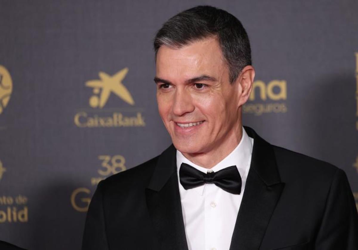 El presidente del Gobierno, Pedro Sánchez, posa en la alfombra rosa previa a la gala de la 38 edición de los Premios Goya.