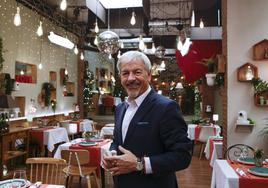 Carlos Sobera posa en el restaurante de 'First Dates', con el local engalanado para la ocasión con motivos de San Valentín.