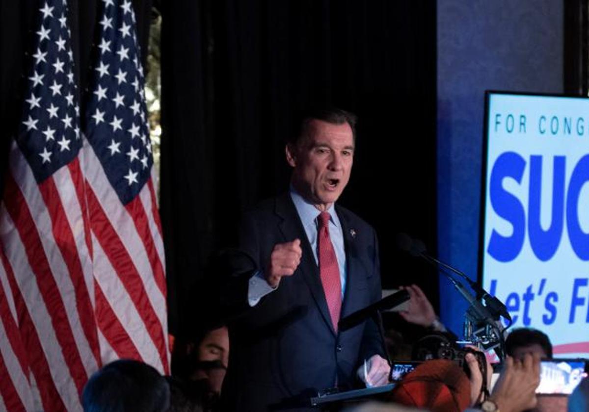 El candidato demócrata Tom Suozzi celebra su victoria en Nueva York.