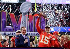 Patrick Mahomes, con el trofeo Vince Lombardi que acredita a los Chiefs como ganadores de la última Super Bowl.