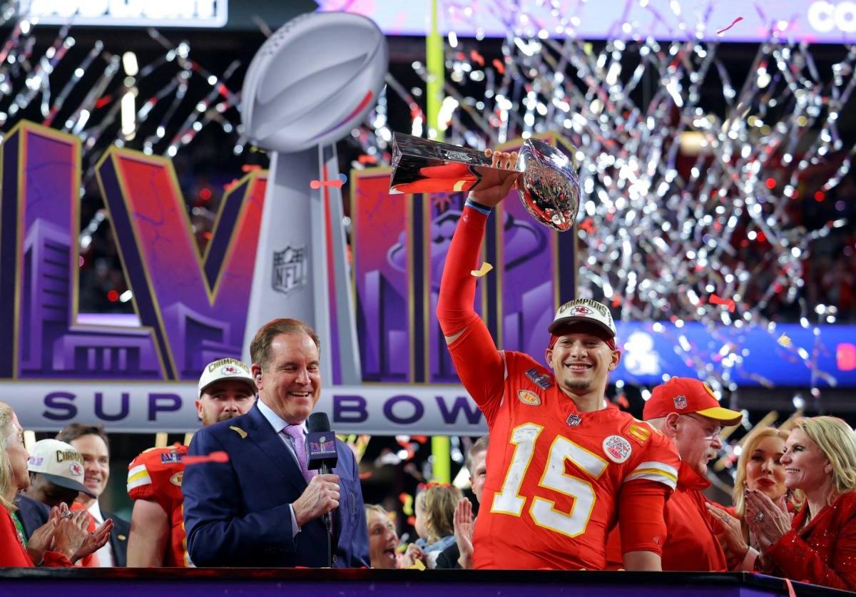 Patrick Mahomes, con el trofeo Vince Lombardi que acredita a los Chiefs como ganadores de la última Super Bowl.