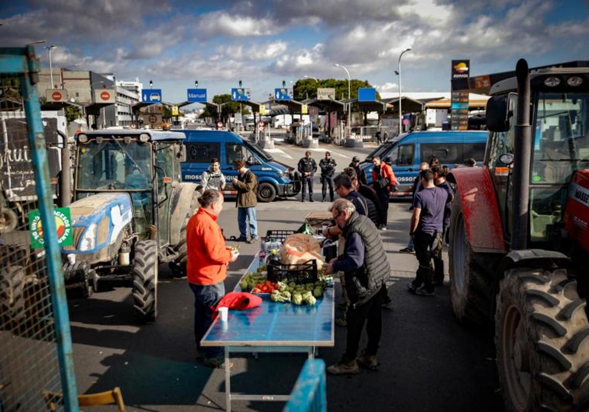 Agricultores y tractores concentrados a la entrada de Mercabarna