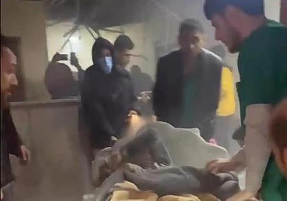 Un herido recibe asistencia médica en medio del asalto.