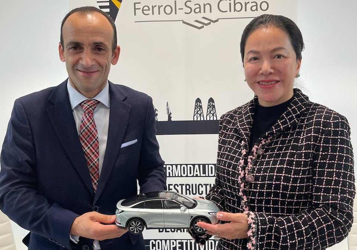 Francisco Barea, presidente de la Autoridad Portuaria de Ferrol-San Cibrao, junto a Zheng Fang, directora ejecutiva de Arcfox Automotive España y de CEV