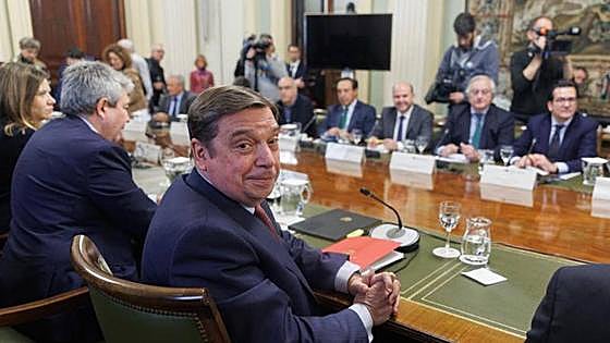 Planas ofrece más inspecciones y menor carga burocrática al campo, que mantiene las protestas