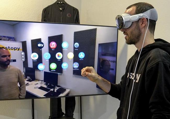 Javier Escorihuela, CEO de Isostopy, hace una demostración con las gafas Apple Vision Pro.