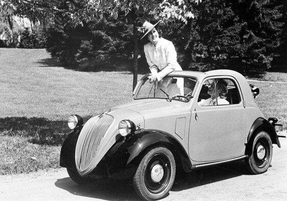 En junio de 1936 se lanzaba el 500: sus faros, visto desde dentro recordaban a la silueta de Mickey Mouse.