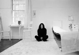 Una imagen de juventud de Yoko Ono, protagonista de una exposición en Londres.