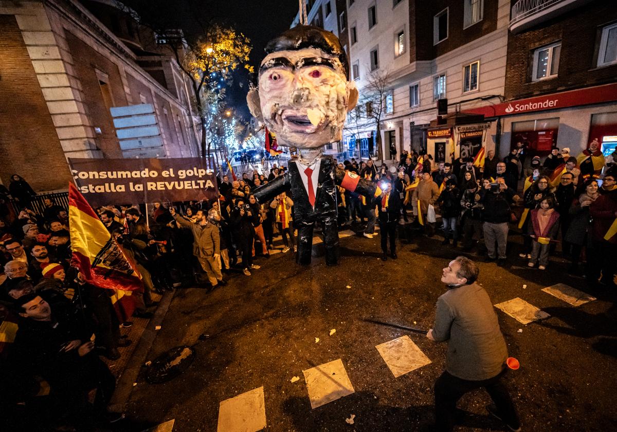 Decenas de personas celebraban la entrada del año nuevo en la calle Ferraz