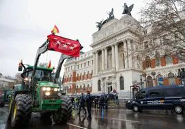 Varias decenas de agricultores manifestándose ayer con tractores ante el Ministerio de Agricultura, Pesca y Alimentación en Madrid.