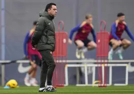 Xavi Hernández supervisa el entrenamiento de este viernes del Barça.