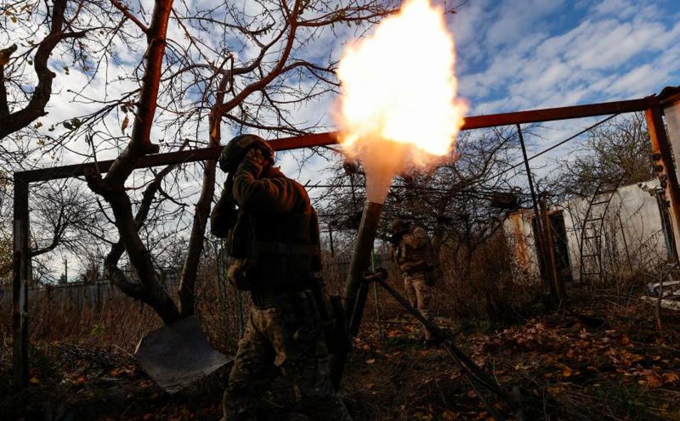 Imagen principal - Un mortero es disparado hacia posiciones rusas en Avdiivka, donde la devastación es total.