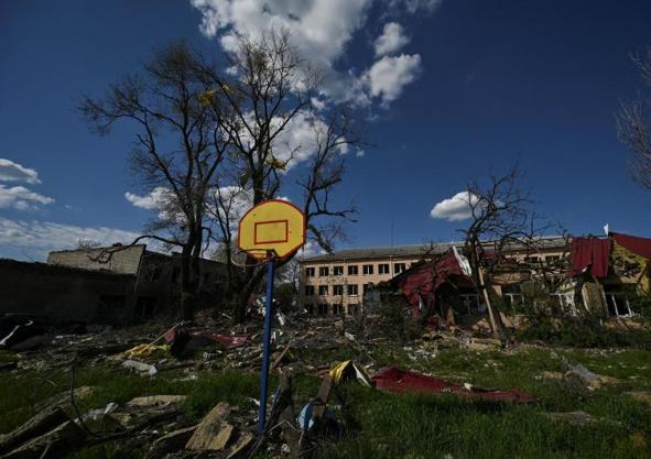 Imagen secundaria 1 - Un mortero es disparado hacia posiciones rusas en Avdiivka, donde la devastación es total.