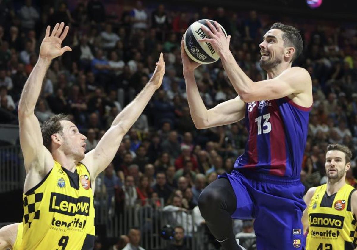 Satoransky entra a canasta ante la oposición de Huertas.