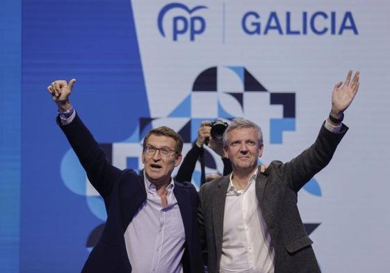 Alberto Núñez Feijóo y Alfonso Rueda durante el cierre de campaña del PP en La Coruña.