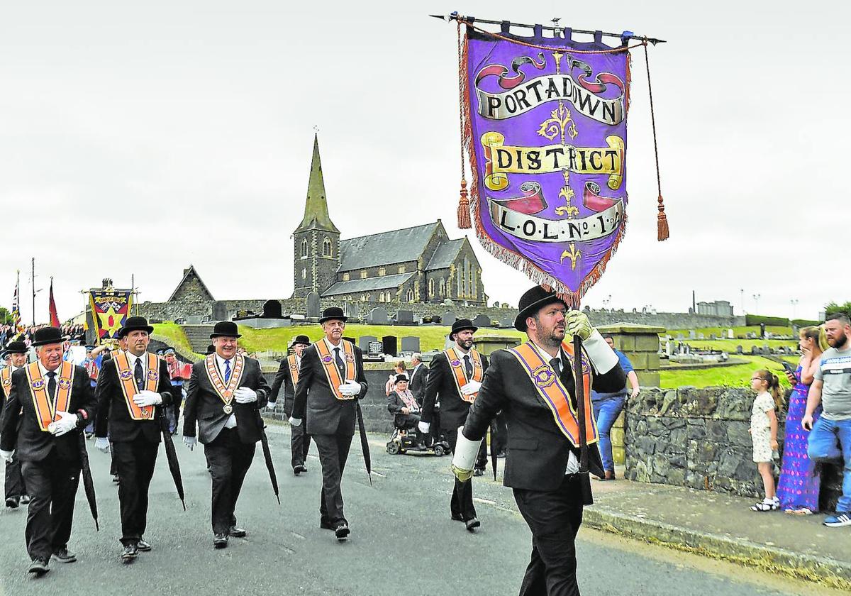 Miembros de la Orden de Orange de Portadown marchan tras su servicio religioso en la Iglesia Parroquial de Drumcree en Portadown, en Irlanda del Norte.