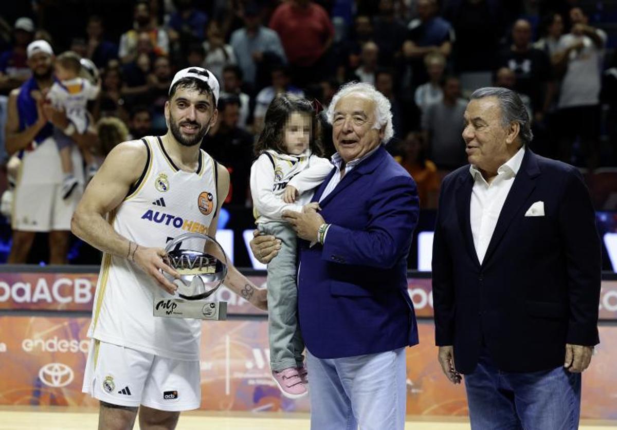 Campazzo posa con el trofeo al MVP del partido.