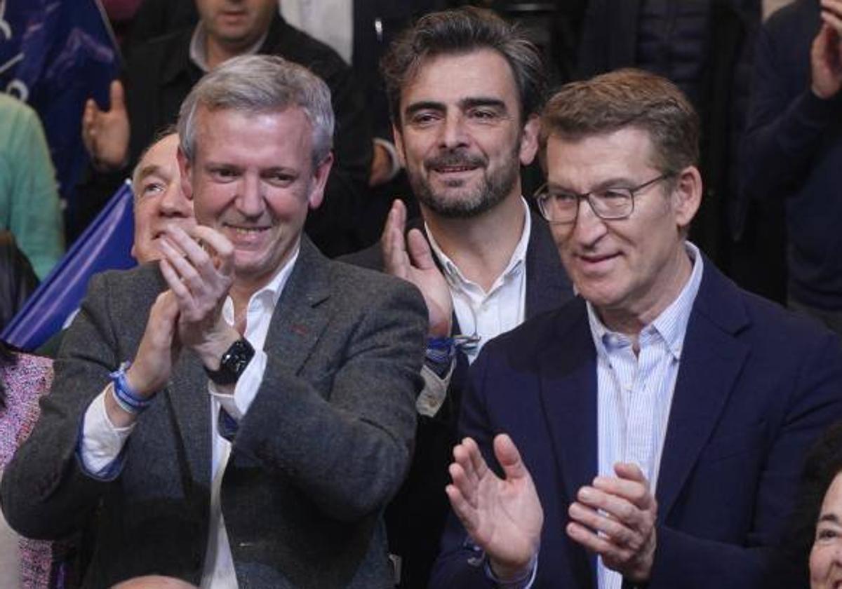 Alfonso Rueda y Alberto Núñez Feijóo en el cierre de campaña del Pp en A Coruña, este viernes.