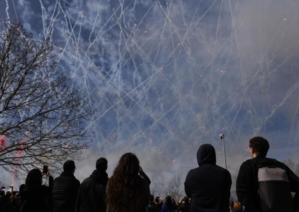 Imagen secundaria 1 - Imágenes de la mascletá y las protestas.