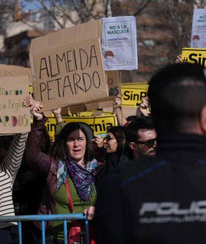 Imagen secundaria 2 - Imágenes de la mascletá y las protestas.