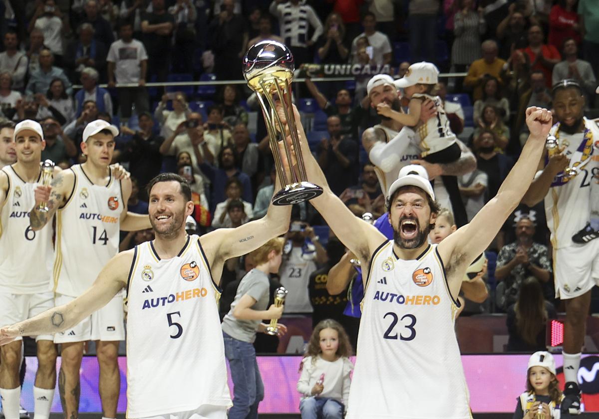 Rudy Fernández y Sergio Llull levantan el trofeo de la Copa del Rey.