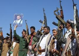 Rebeldes hutíes muestran sus armas en una base de Yemen.