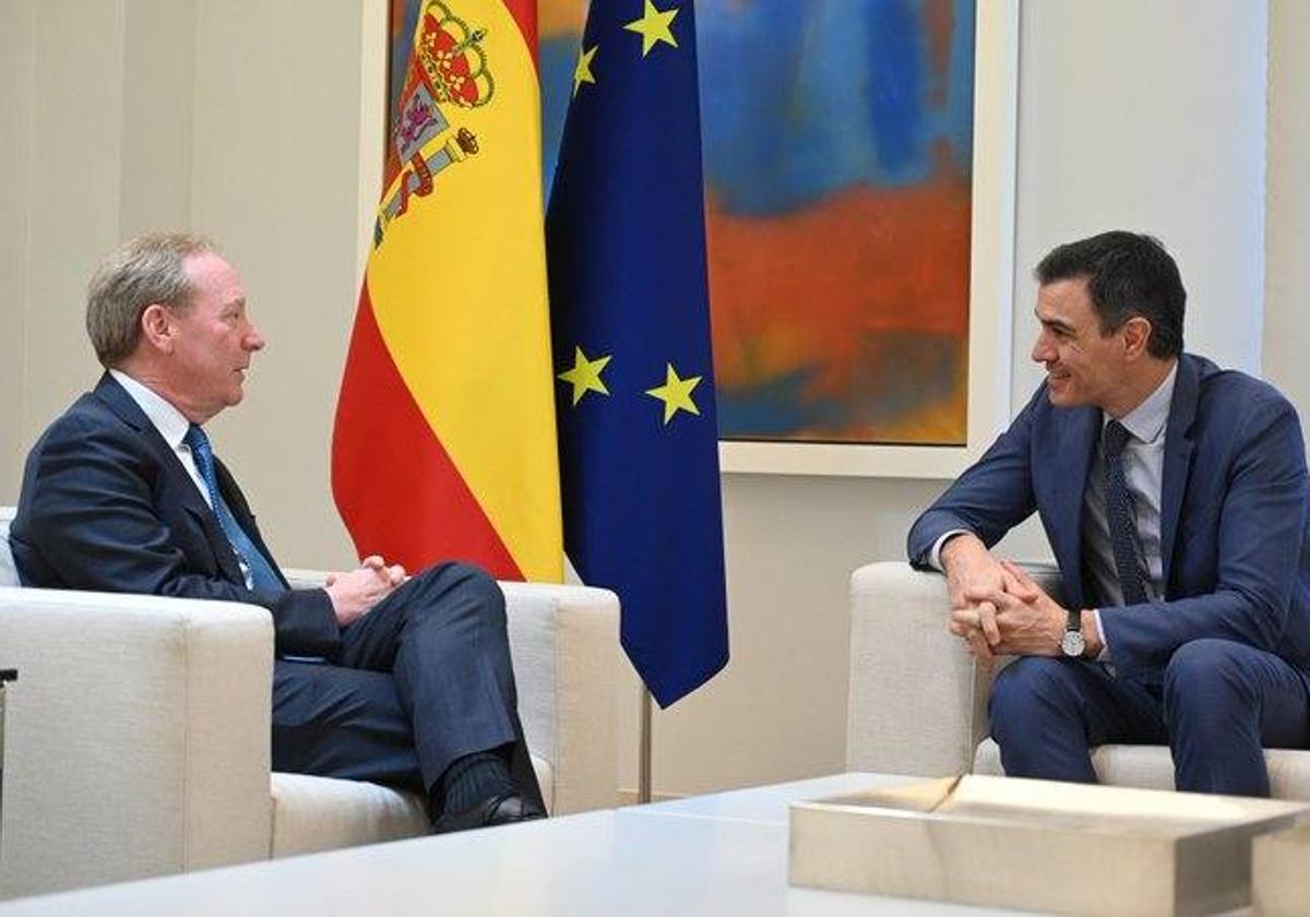 El presidente de Microsoft, Brad Smith, y el presidente del Gobierno, Pedro Sánchez.