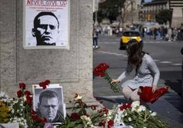Memorial improvisado por ciudadanos rusos por la muerte de Alexéi Navalni levantado en Barcelona.