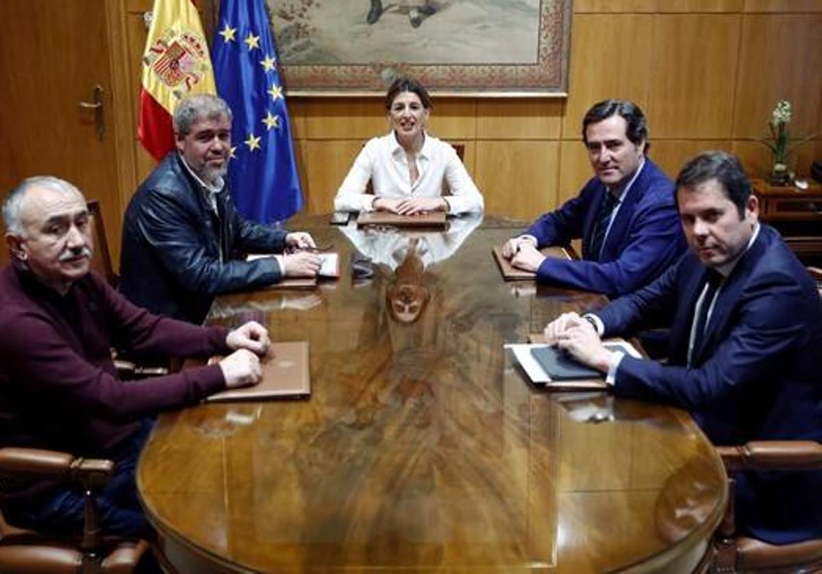 Yolanda Díaz, en una reunión con los líderes de la patronal y los sindicatos.