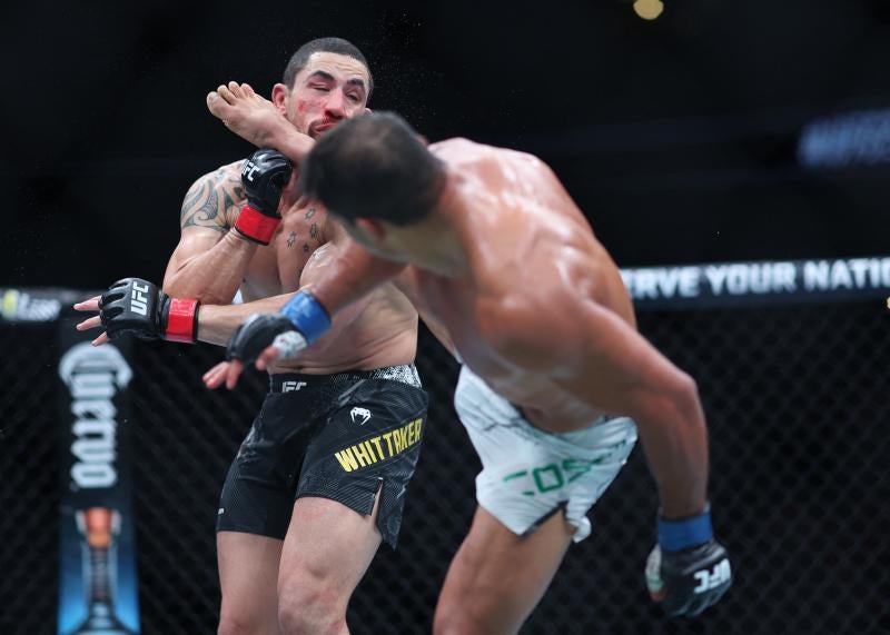 Imagen secundaria 1 - Foto 1: | Illia Topuria lucha frente Josh Emmett Foto 2: Paulo Costa pelea contra Robert Whittaker | Foto 3: Rinya Nakamura (d) pelea contra Carlos Vera