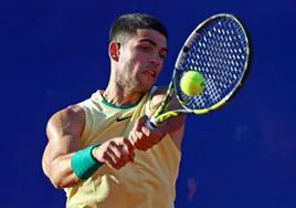 Carlos Alcaraz en acción durante su partido de semifinales en Buenos Aires.