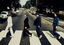 John Lennon, Ringo Starr, Paul McCartney y George Harrison, cruzando el paso de cebra de Abbey Road.