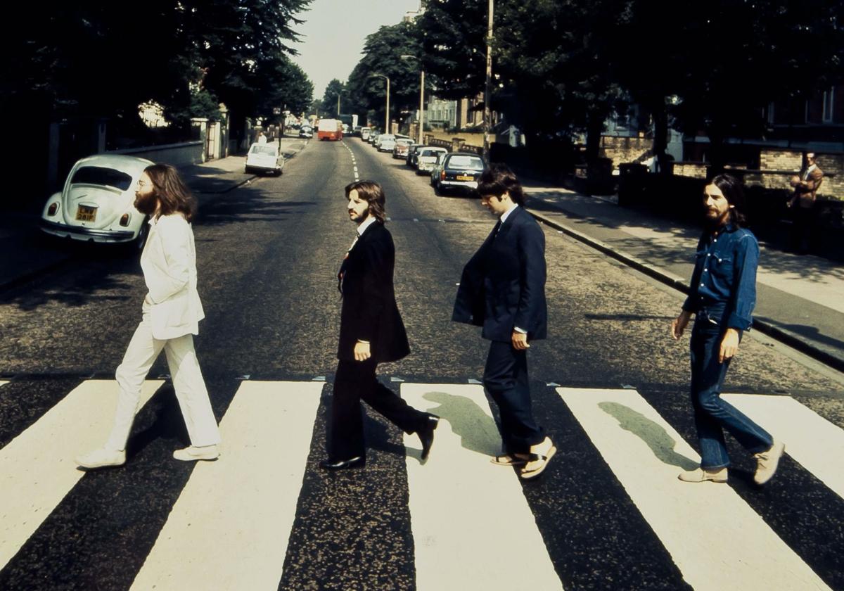 John Lennon, Ringo Starr, Paul McCartney y George Harrison, cruzando el paso de cebra de Abbey Road.